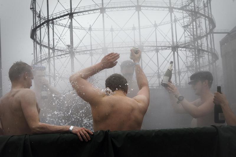 Rakennusinsinöörien Kilta viettää 100-vuotisjuhlia itse rakentamassaan paljussa Suvilahdessa, 2013